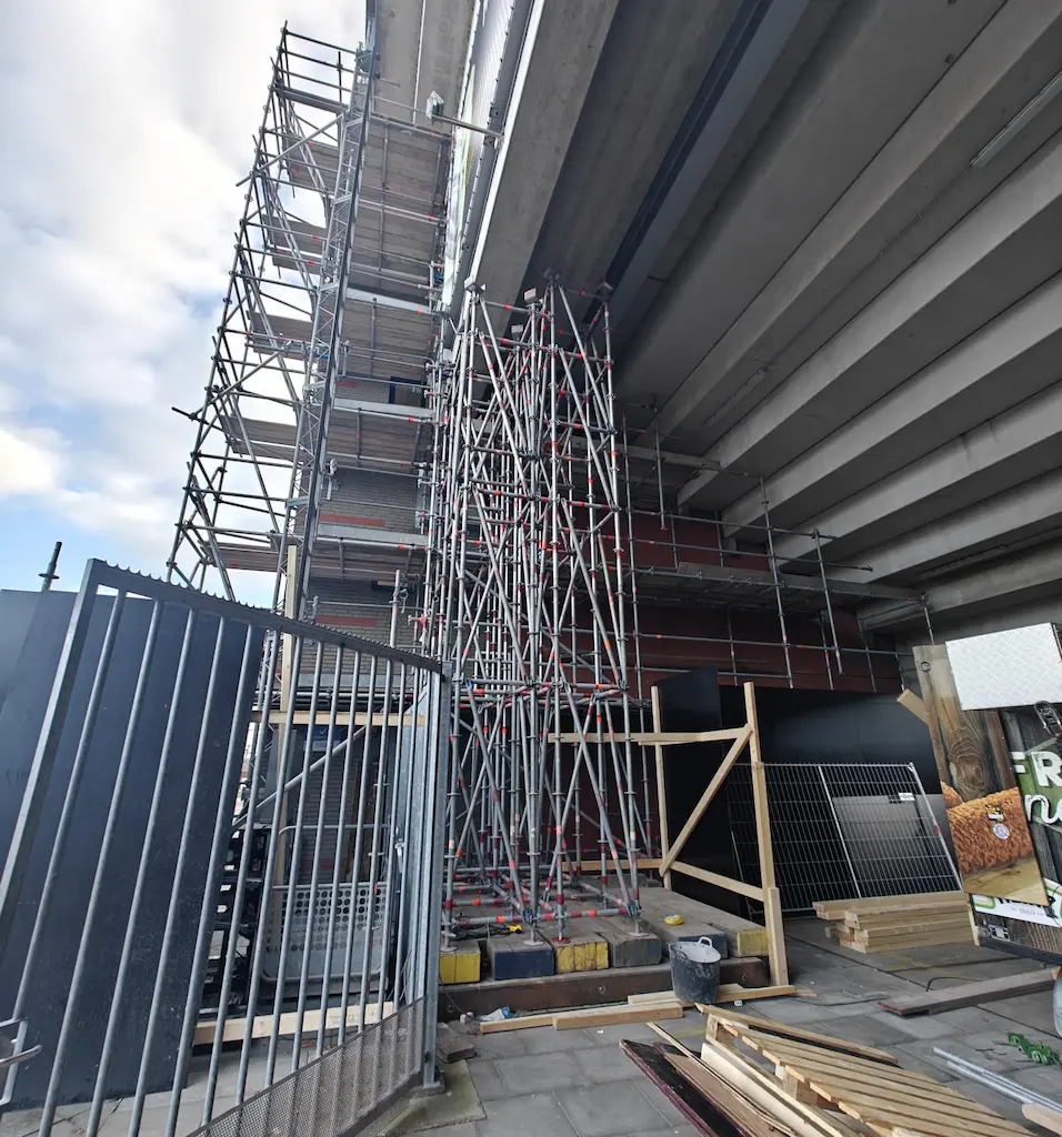 Stempelconstructie ondersteunt een betonnen vloerplaat van onderaf